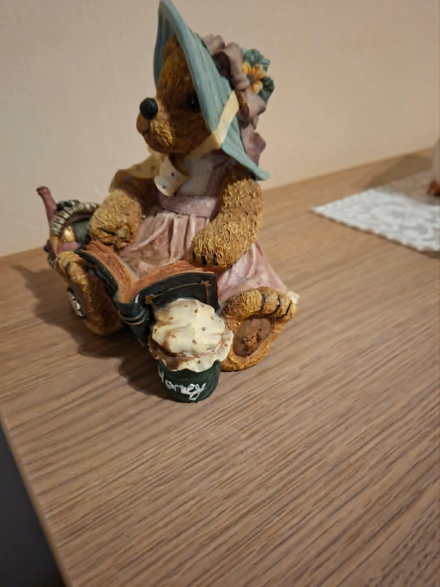 Estatueta decorativa: Urso de pelúcia com cesta de frutas e pote de mel – photo 2